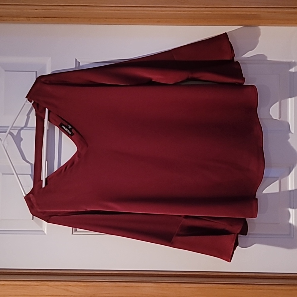 Roz & Ali XL burgundy bell sleeve blouse